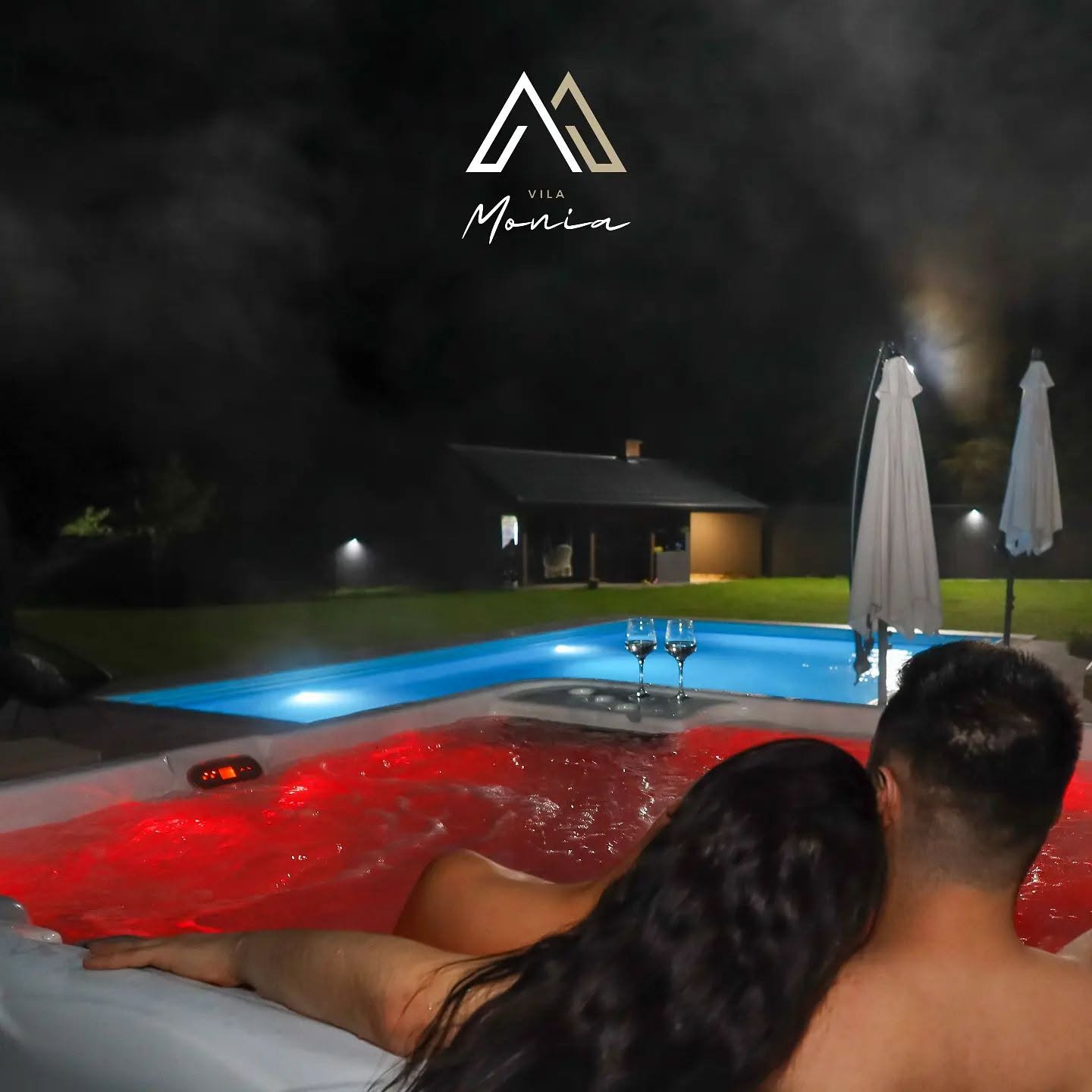 Jacuzzi i osvijetljen bazen Vile Monia noću