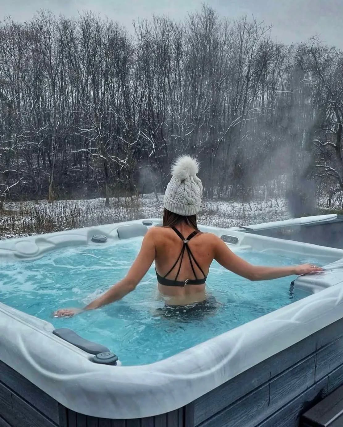 Jacuzzi Vile Monia usred snijega, para se diže iznad vode